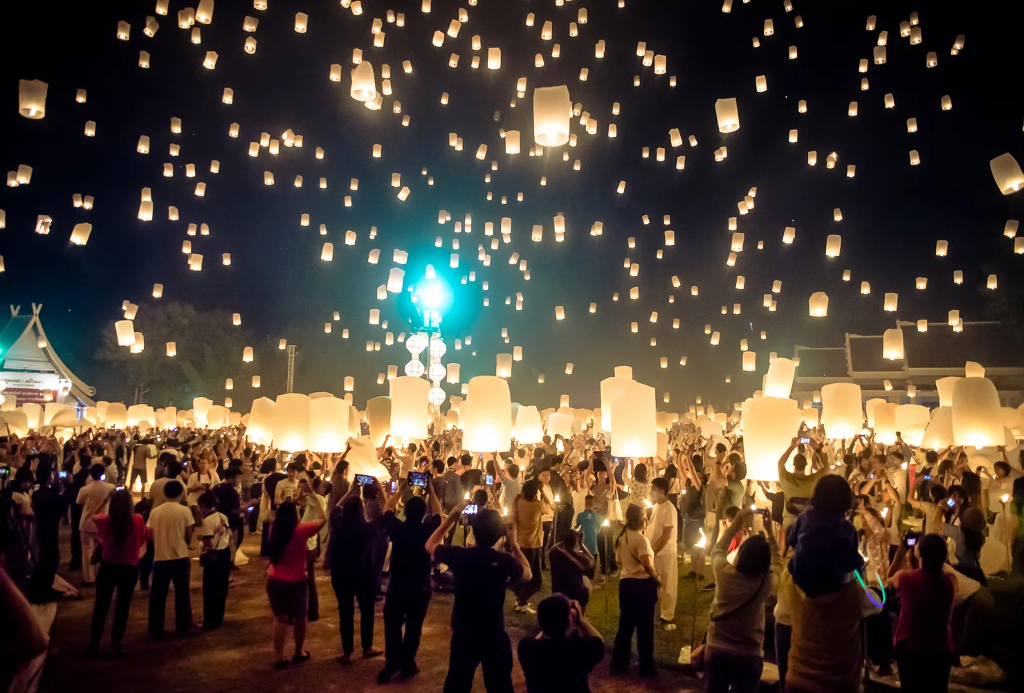 Lanterne volanti del festival Yi Peng che salgono nel cielo notturno di Chiang Mai a fine novembre