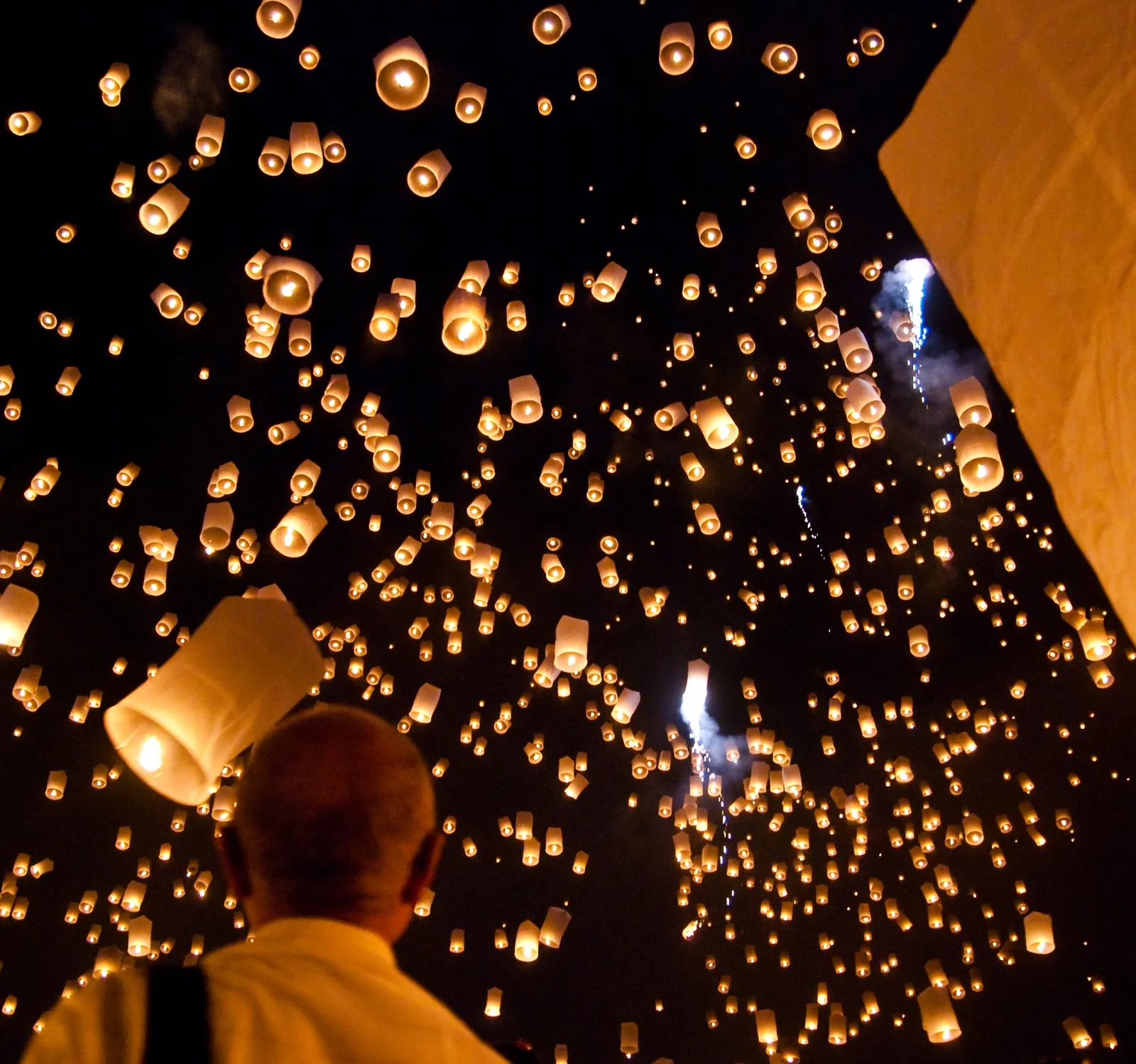 Migliaia di lanterne volanti durante il festival Yi Peng a San Sai, Chiang Mai